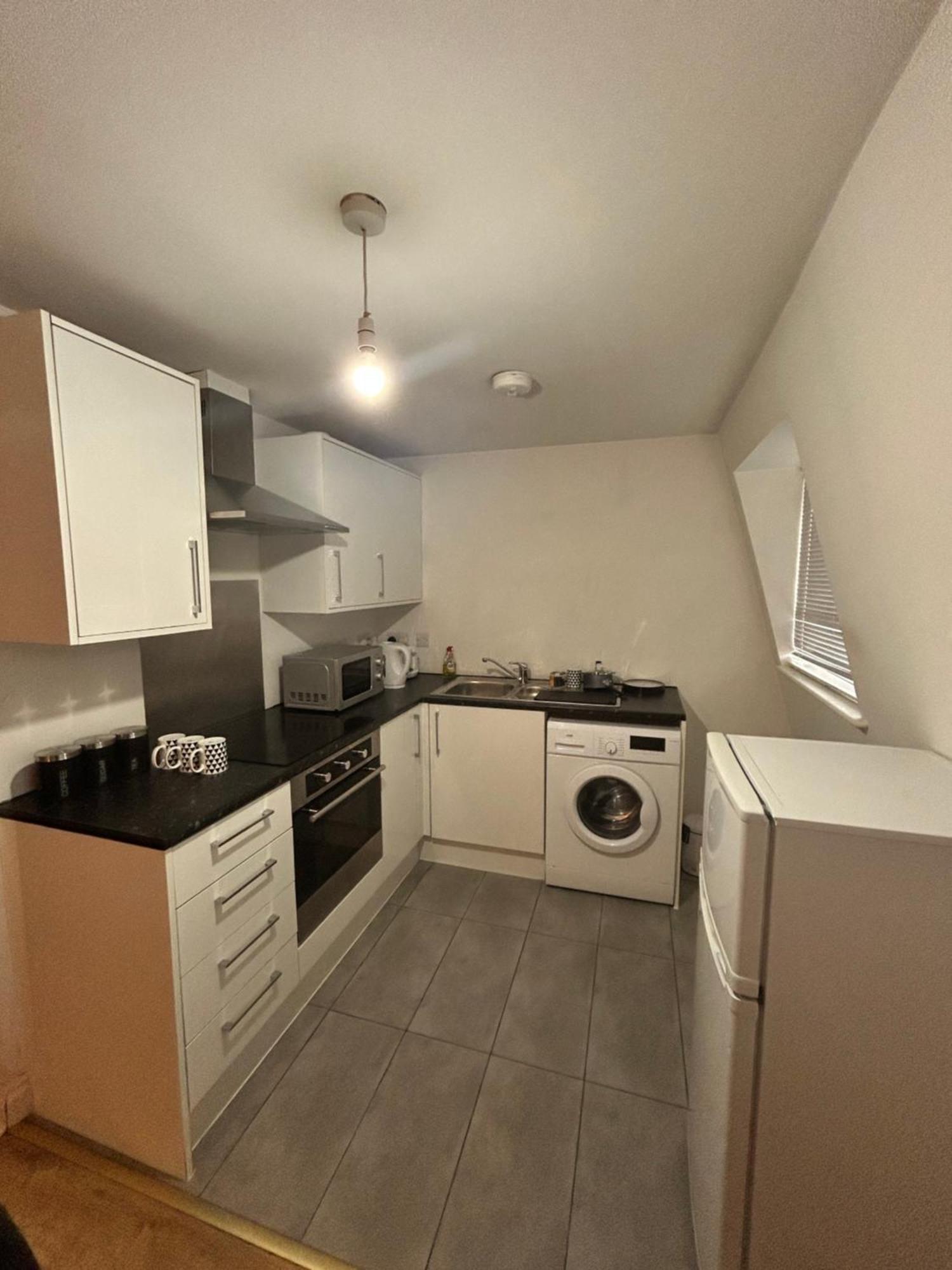 Studio At Centre With Free Parking Apartment