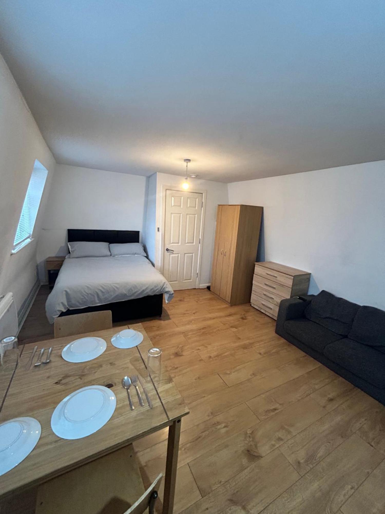 Studio At Centre With Free Parking Apartment *